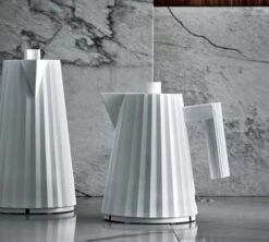 Bouilloire électrique 1L Plissé Blanche - ALESSI 8 Bouilloire électrique 1L Plissé Blanche - ALESSI -Meilleur Café Machines Magasin alessi bouilloire lifestyle2 2
