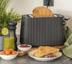 Grille-pain électrique - 2 Fentes - Noir Plissé- Alessi 8 Grille-pain électrique - 2 Fentes - Noir Plissé- Alessi -Meilleur Café Machines Magasin alessi grille pain plisse noir lifestyle