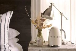 Bouilloire SMEG KLF03CREU Crème - 1.7L + Offre Cadeau -Meilleur Café Machines Magasin creme simp amb