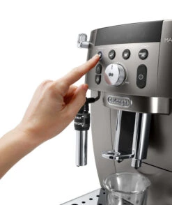 DELONGHI Magnifica S Smart FEB 2541.TB Titanium Garantie 3 Ans -Meilleur Café Machines Magasin feb 2541.tb mano 1