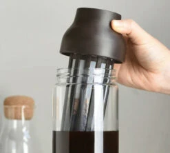 Carafe KINTO Capsule Marron Foncé 1L Pour Infusions à Froid -Meilleur Café Machines Magasin kinto capsule noire 3
