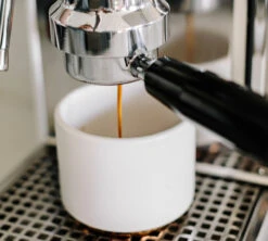 Tasse à Cappuccino - Monty Milk Art Blanc Mat 19 Cl - FELLOW -Meilleur Café Machines Magasin lifestyle2 1