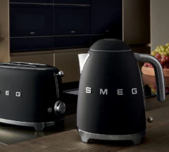 Bouilloire SMEG KLF03BLMEU Noir Mat - 1.7L + Offre Cadeau -Meilleur Café Machines Magasin nm