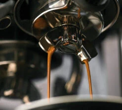 Machine Expresso SAGE The Barista Touch SES880BTR4EEU1 Black Truffle -Meilleur Café Machines Magasin sage baristatouch coffee