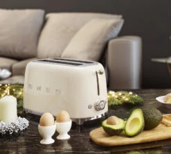 Grille-pain TSF02CREU 4 Tranches - Crème - SMEG -Meilleur Café Machines Magasin scene smeg creme