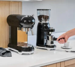 Moulin à Café SMEG Noir CGF01BLEU Années 50 9 Moulin à Café SMEG Noir CGF01BLEU Années 50 -Meilleur Café Machines Magasin smeg broyeur noir 4