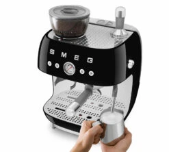 Machine Expresso SMEG EGF03BLEU Noire Années 50 Avec Moulin Intégré 9 Machine Expresso SMEG EGF03BLEU Noire Années 50 Avec Moulin Intégré -Meilleur Café Machines Magasin smeg egf03 noire 3