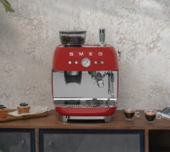 Machine Expresso SMEG EGF03RDEU Rouge Années 50 Avec Moulin Intégré -Meilleur Café Machines Magasin smeg egf03 rouge 5