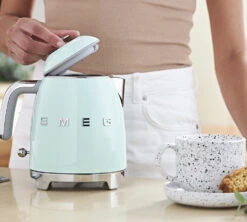Mini Bouilloire SMEG - Vert D'eau - KLF05PGEU + Offre Cadeau -Meilleur Café Machines Magasin smeg vert deau 2