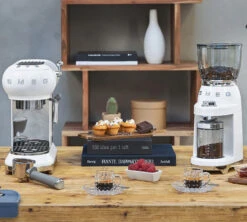 Set Petit-Déjeuner Machine Expresso ECF01WHEU Et Moulin à Café CGF01WHEU Blanc- SMEG -Meilleur Café Machines Magasin visu smeg blanc